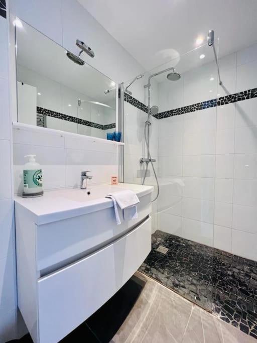 Le Pinede - Apt 4 Prs- Parking - Clim - 500M Plages Antibes Buitenkant foto